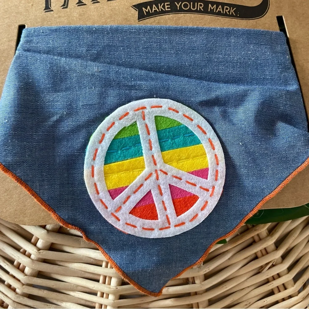 HP 🎉 Tail Trends Special Edition Rainbow Scoop Neck Peace Sign Bandana Large NWT